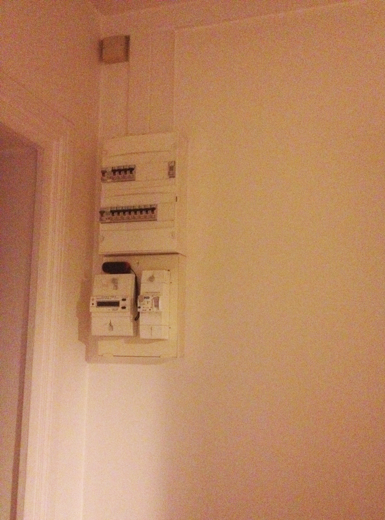 DIY : mon caisson blanc en bois pour cacher le compteur électrique