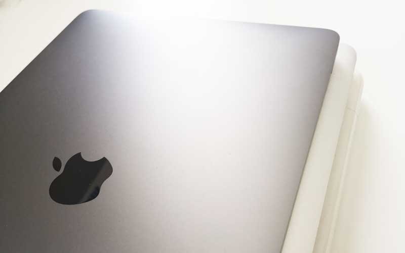 pile de macbook